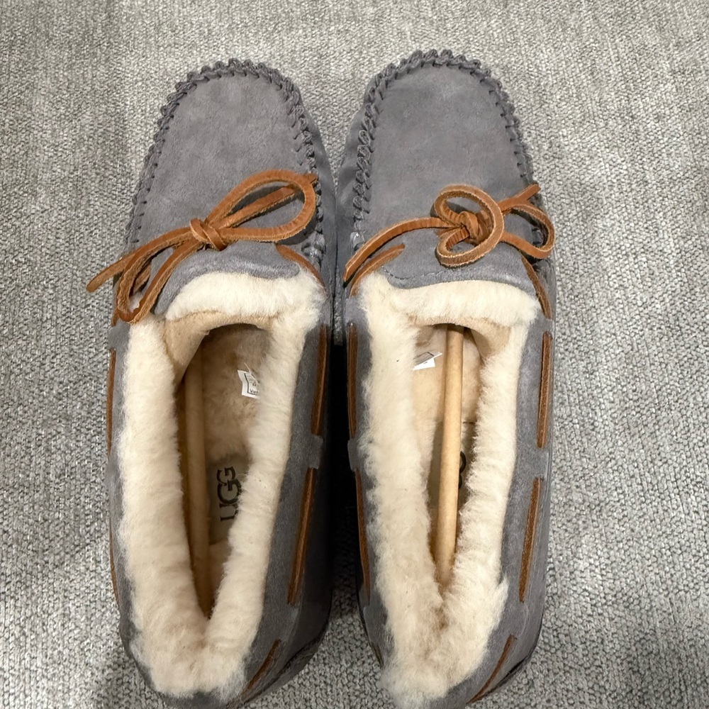 NEW UGG Women Dakota Charcoal Suede Moccasin Slippers